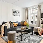 דירה 5 Mins To Center In Bright & Cozy *
