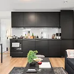 5 Mins To Center In Bright & Cozy דירה