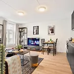 דירה 5 Mins To Center In Bright & Cozy *