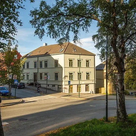 5 Mins To Center In Bright & Cozy