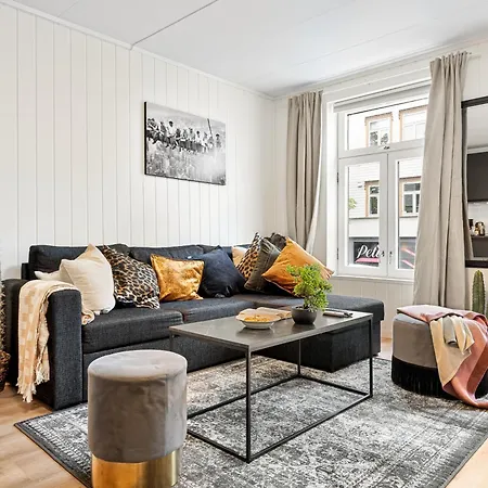 Apartment 5 Mins To Center In Bright & Cozy *