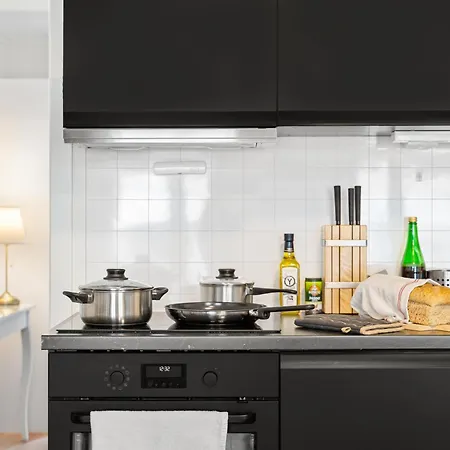 5 Mins To Center In Bright & Cozy Apartment