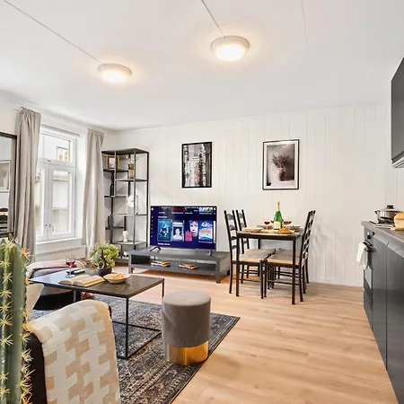 Apartment 5 Mins To Center In Bright & Cozy *