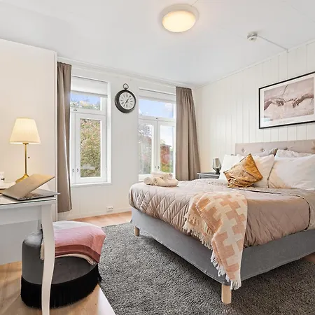 5 Mins To Center In Bright & Cozy