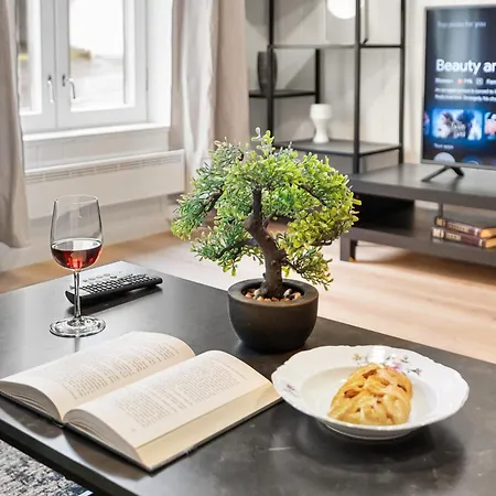 5 Mins To Center In Bright & Cozy Apartment