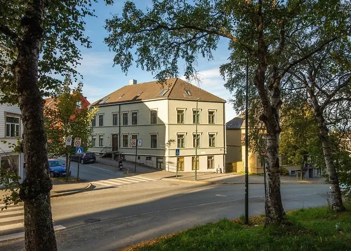 5 Mins To Center In Bright & Cozy