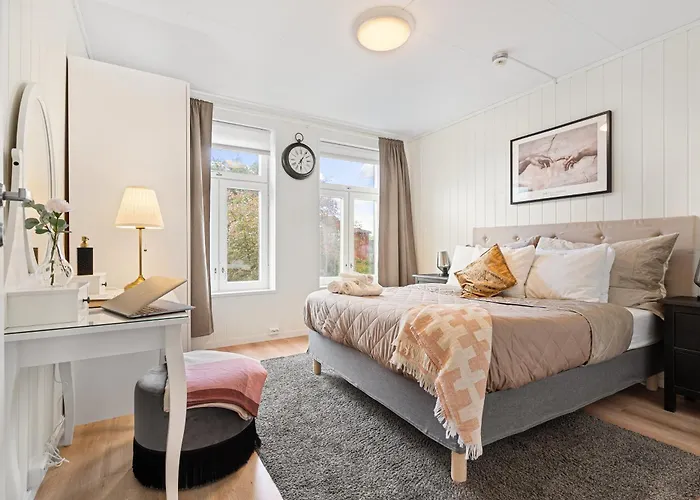 5 Mins To Center In Bright & Cozy